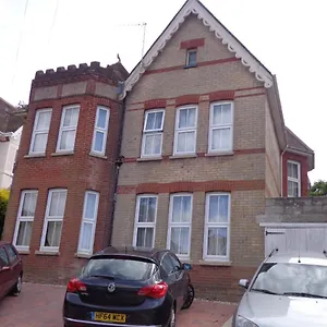 Great Location - Spacious 2 Bed With Off Road Parking. Apartment