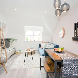 Stylish 2 Bedroom - Parking - 5 Mins Walk To Apartment