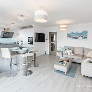 Seaview Retreat By Grandeur Apartment